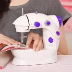 Mini Máquina Costura Portátil Com Pedal Elétrica Costureira Bivolt 110V/220V Frete e Imposto Grátis - Imagem 5